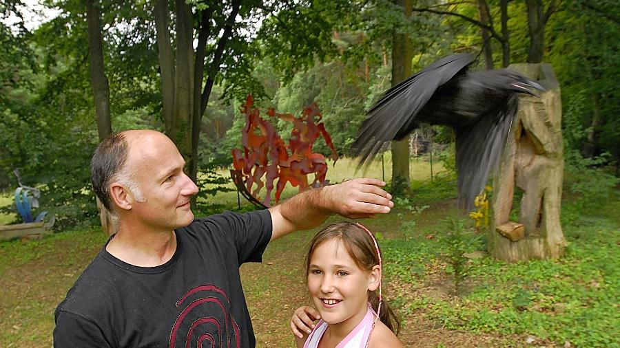 Künstler mit Vogel