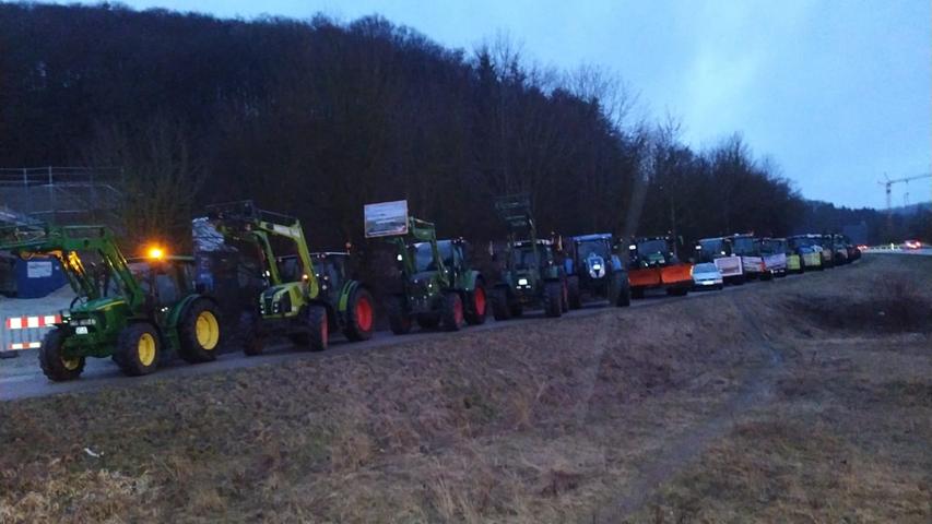 Schon weit vor Beginn der Veranstaltung waren die ersten Landwirte mit ihren Traktoren gekommen.