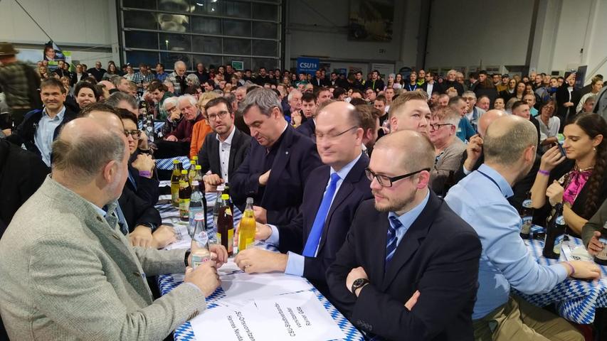 Langsam kann es los gehen: Die Halle ist voll, Ministerpräsident Markus Söder am Tisch.