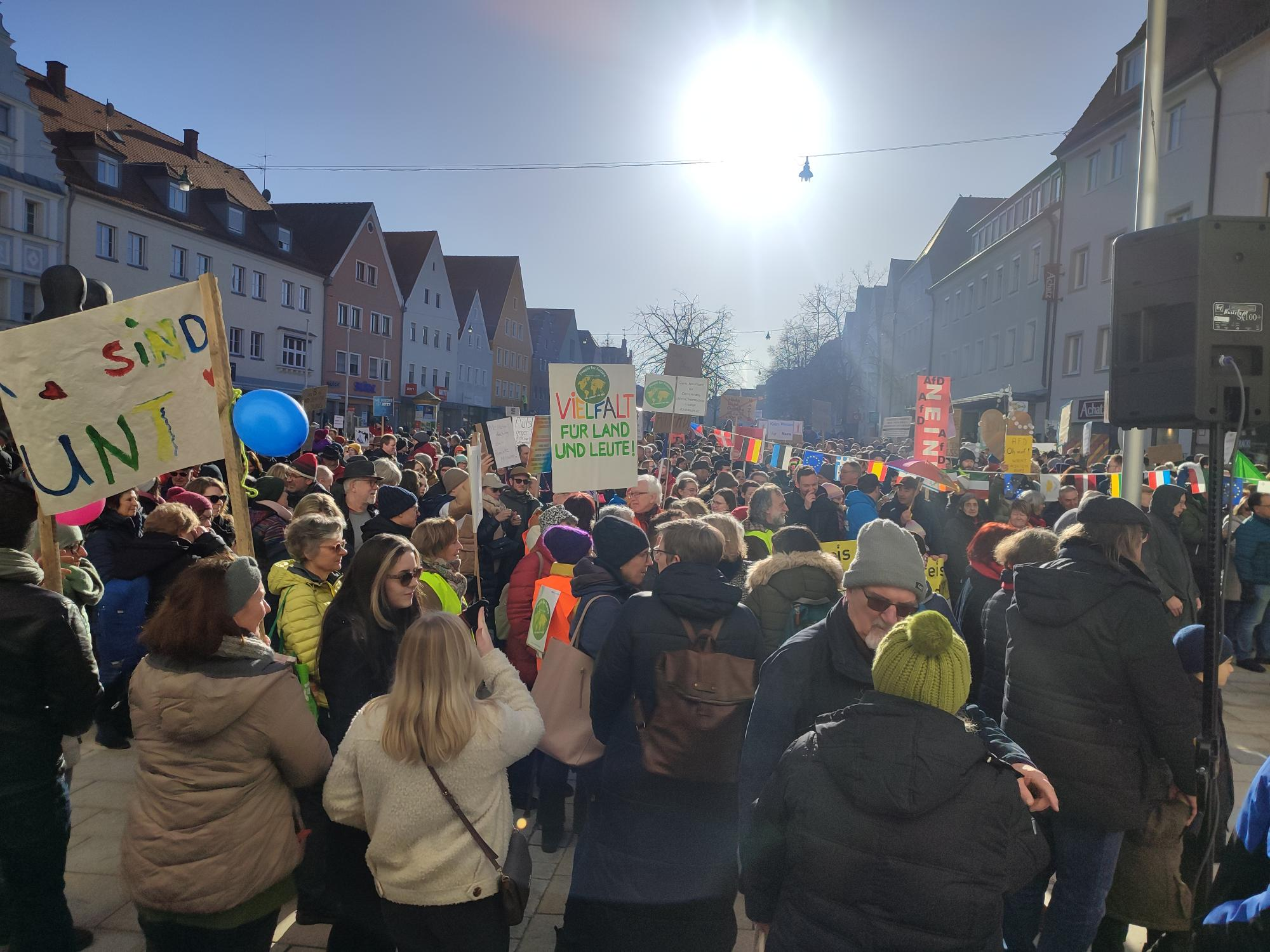Bei der Demonstration in Neumarkt in der Oberpfalz haben ungefähr 1500 Menschen teilgenommen, wie die Veranstalter vor Ort erklärten.