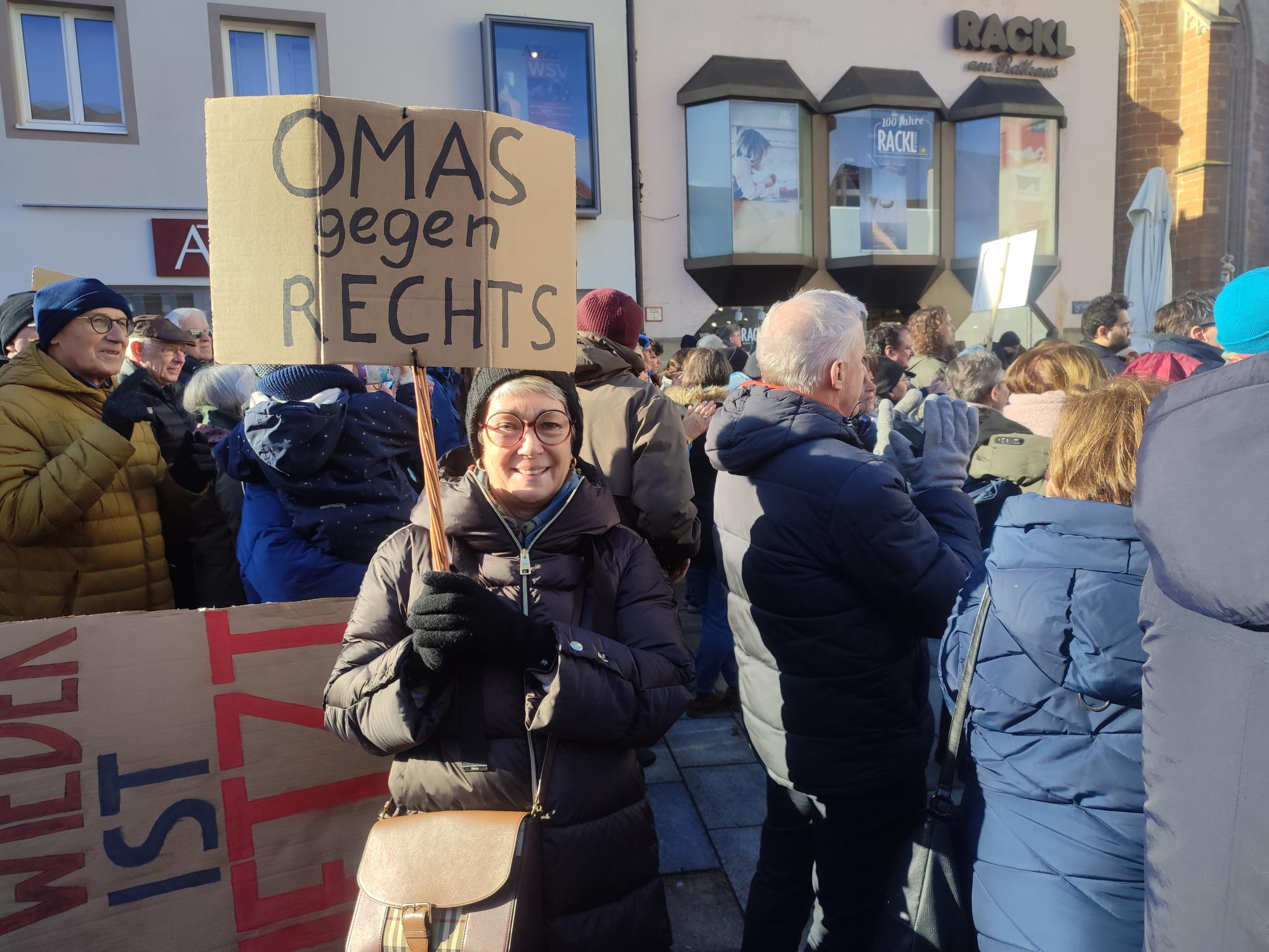 "Ich bin heute hier, damit meine Enkel noch in einer Demokratie leben können, die zwar die schlechteste Staatsform ist laut Churchill, aber es gibt keine bessere. Und damit dieser braune Bodensatz zurück in die Löcher schlürft aus denen er gekommen ist", sagte diese Demonstrantin.