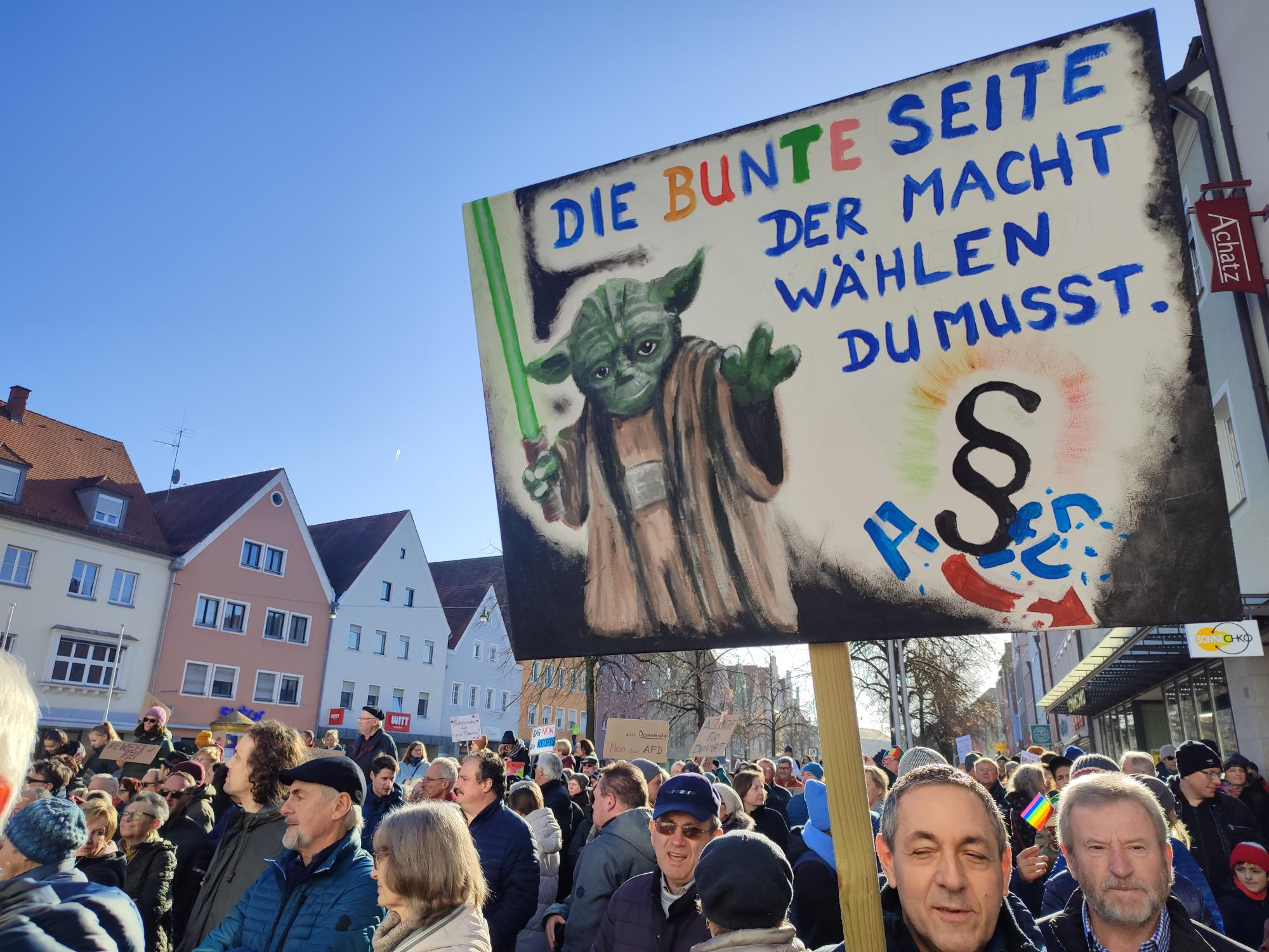 "Ich bin heute hier, weil ich meiner kleiner Tochter ein Leben in einer freien, demokratischen und bunten Welt ermöglichen möchte", erklärt der Mann, der dieses Schild in die Höhe hielt.
