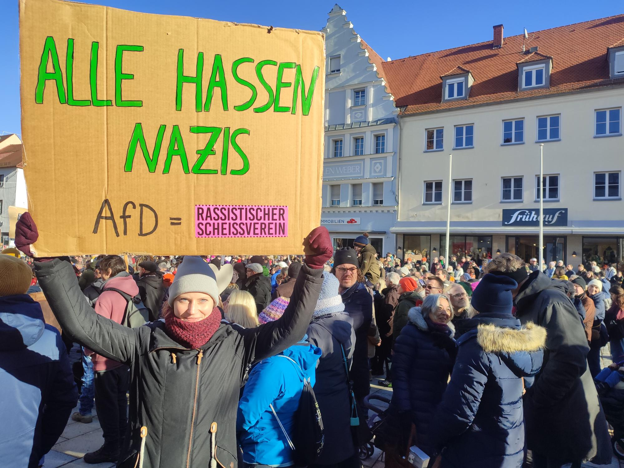 Eine weitere Teilnehmerin meint: "Kann ja nicht sein, dass knapp 80 Jahre nach dem Ende des zweiten Weltkriegs wieder Nazis gewählt werden."