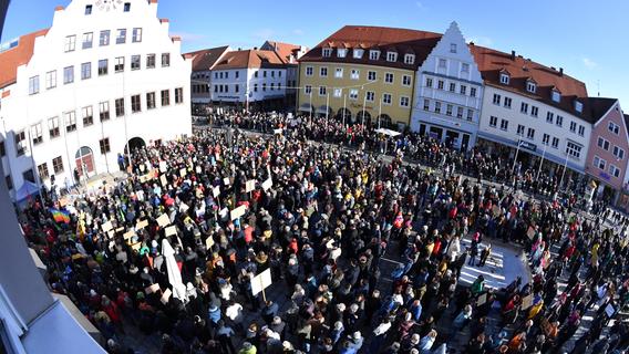 Neumarkt setzt Zeichen: Über 1500 Menschen demonstrieren gegen Rechtsruck in Gesellschaft