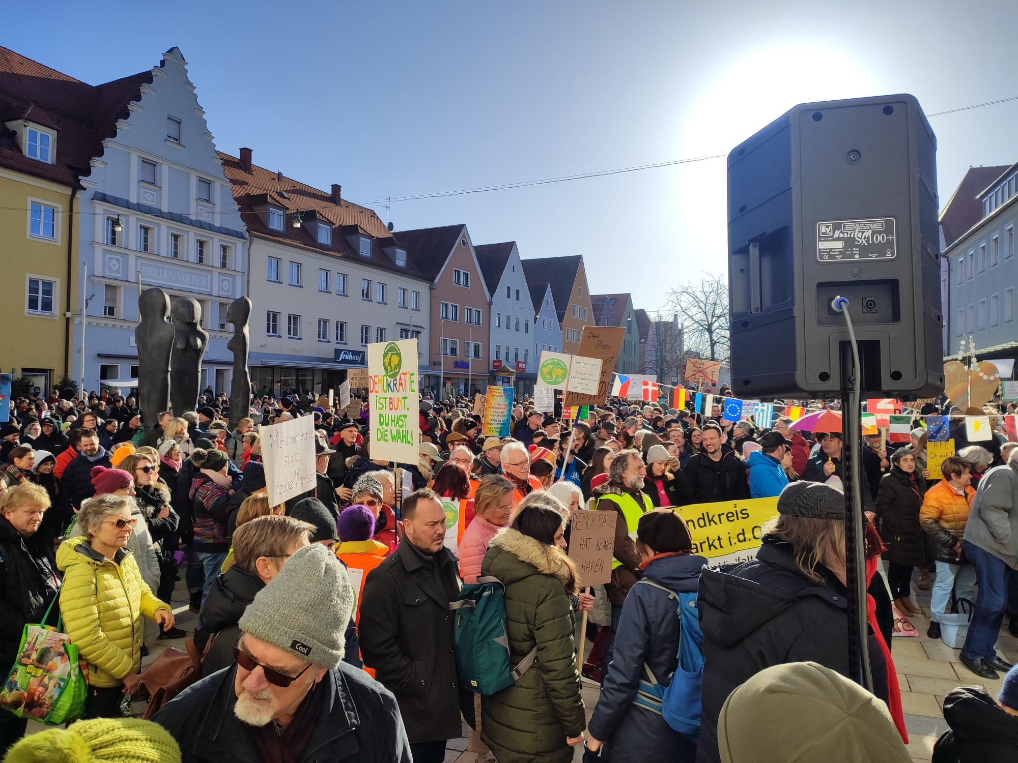 Die Teilnehmerinnen und Teilnehmer demonstrierten dort unter dem Motto "Schweigen reicht nicht mehr - Aktiv werden gegen rechts"