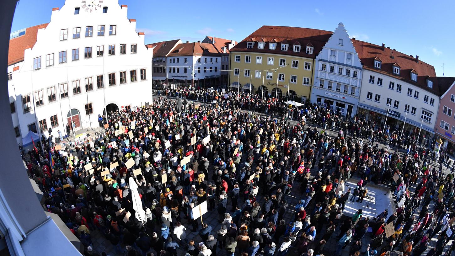 Bereits im Januar hatte das Oberpfälzer Bündnis für Toleranz und Menschenrechte zu einer Demo am Neumarkter Rathaus aufgerufen (Bild). Nun laden die People for Future zu einer Kundgebung ein.