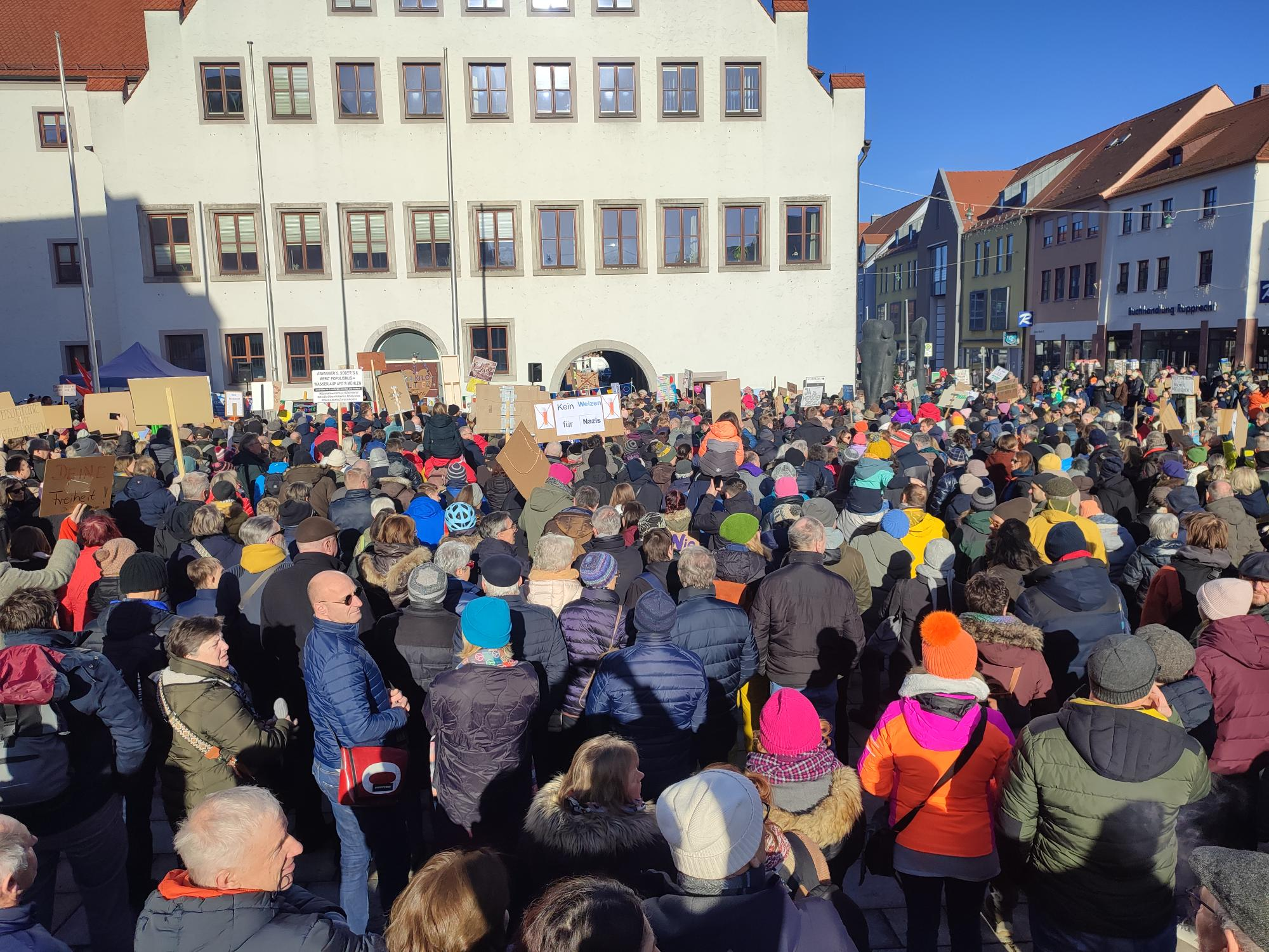 Laut Angaben der Polizei löste sich die Demonstration schon nach circa einer Stunde langsam wieder auf.
