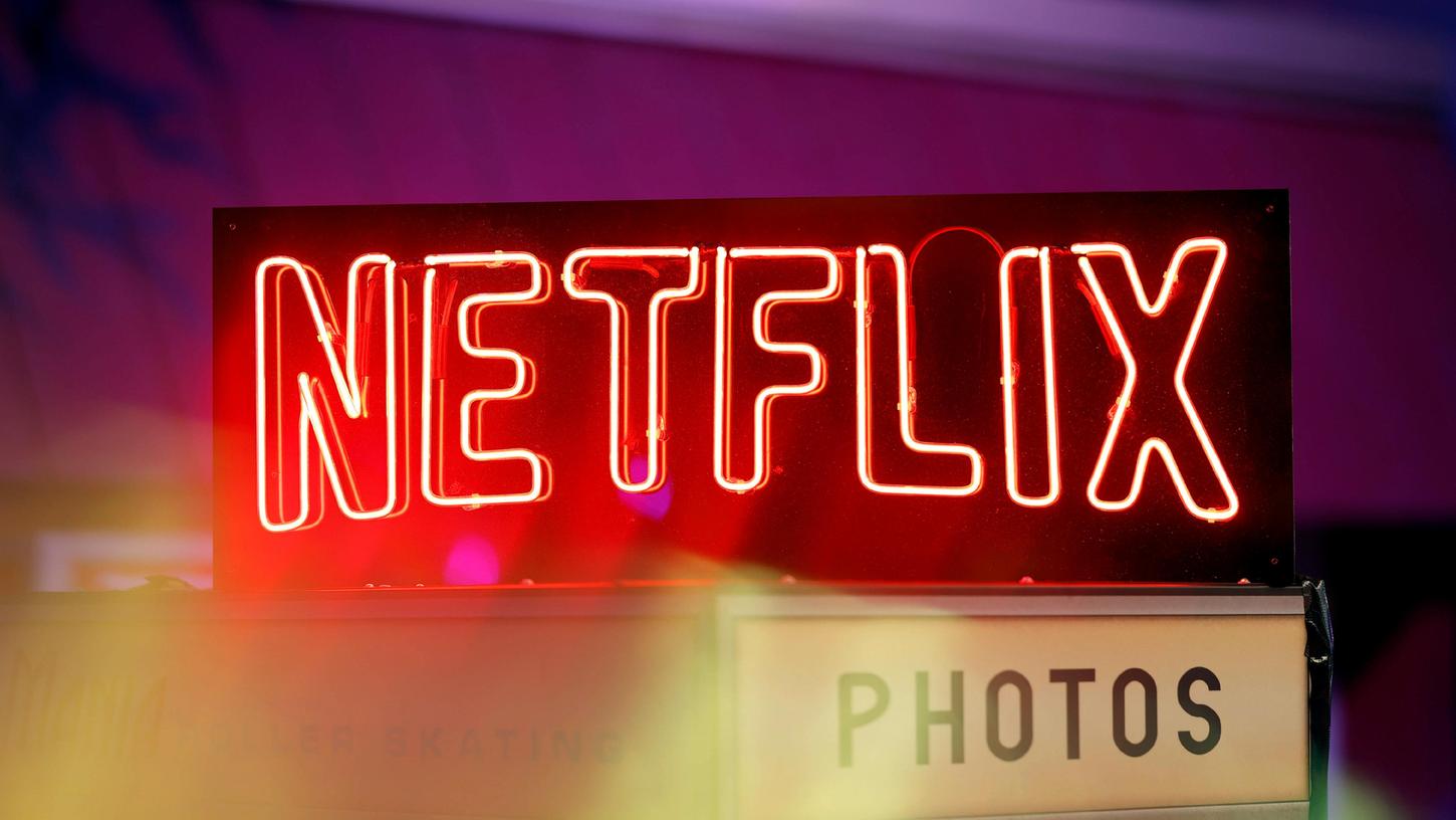 Eine Leuchtreklame zeigt den Schriftzug Netflix: Der Streamingrise Netflix nimmt erneut Änderungen an seiner Abostruktur vor.