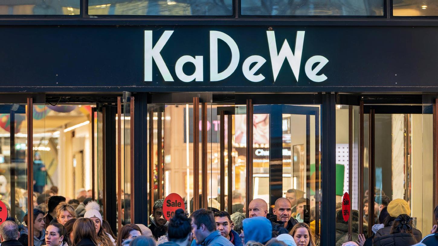 Der Haupteingang zum KaDeWe an der Tauentzienstraße in Berlin: Bisher dachten auch Insider, die Luxuskaufhäuser seien nicht von der Pleite bedroht. 