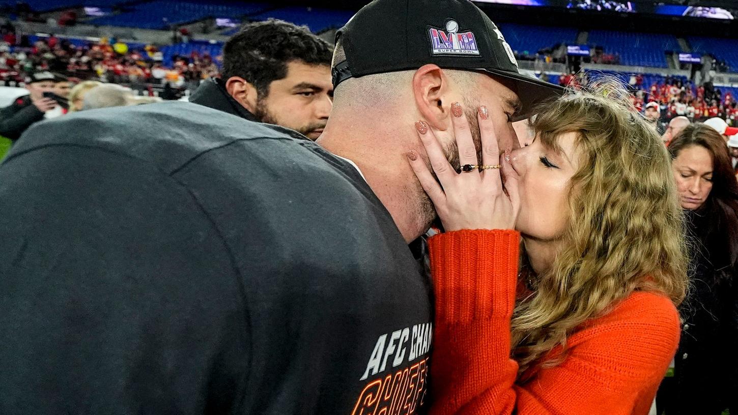 Ein Kuss für den AFC-Champion: Nach dem Sieg gegen die Baltimore Ravens holt sich Travis Kelce einen Kuss von Freundin Taylor Swift ab.