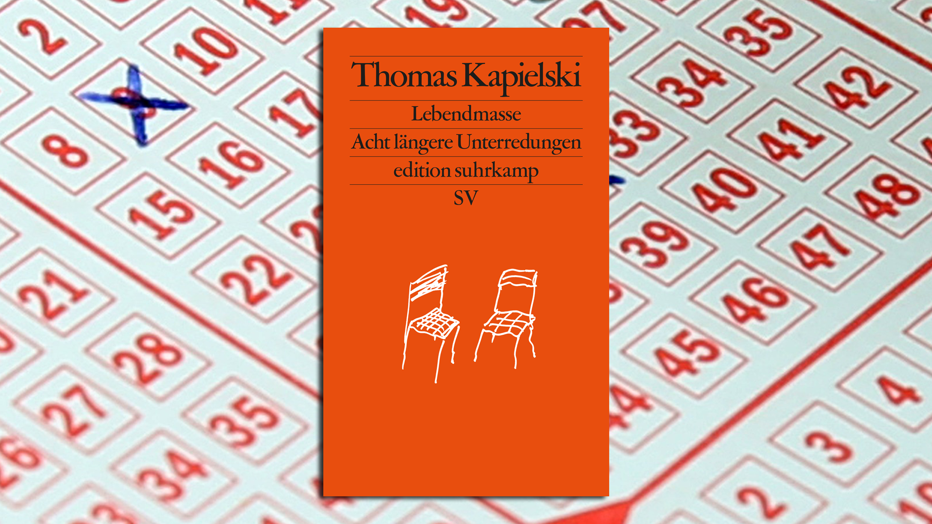In "acht längeren Unterredungen" lässt uns Thomas Kapielski ebenso komisch wie melancholisch teilhaben an seiner Existenz, die sich irgendwo abspielt zwischen Katastrophe und Langeweile. "Lebendmasse" ist – nach "Mischwald" oder "Je dickens, destojewski" – wieder mal so ein köstliches Buch voller Stolpersteine und Fallstricke, die sich im ganz normalen Alltag als Kapriolen gegen die Lethargie erweisen. Es geht um alles, hinter dem stets das blanke Nichts hervorlugt: Kapielski zieht vom Leder, enttarnt den normalen Wahnsinn und fällt sich in seinen Dialogen immer wieder gekonnt selbst in Wort und Denken. Einer wie er, ist so ziemlich der Letzte, der noch den Humor aufbringt und hochhält, der schmerz- und scherzhaft an die gute alte Neue Frankfurter Schule erinnert. (Suhrkamp, 22 Euro) Bernd Noack