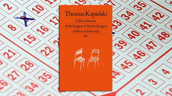 In "acht längeren Unterredungen" lässt uns Thomas Kapielski ebenso komisch wie melancholisch teilhaben an seiner Existenz, die sich irgendwo abspielt zwischen Katastrophe und Langeweile. "Lebendmasse" ist – nach "Mischwald" oder "Je dickens, destojewski" – wieder mal so ein köstliches Buch voller Stolpersteine und Fallstricke, die sich im ganz normalen Alltag als Kapriolen gegen die Lethargie erweisen. Es geht um alles, hinter dem stets das blanke Nichts hervorlugt: Kapielski zieht vom Leder, enttarnt den normalen Wahnsinn und fällt sich in seinen Dialogen immer wieder gekonnt selbst in Wort und Denken. Einer wie er, ist so ziemlich der Letzte, der noch den Humor aufbringt und hochhält, der schmerz- und scherzhaft an die gute alte Neue Frankfurter Schule erinnert. (Suhrkamp, 22 Euro) Bernd Noack