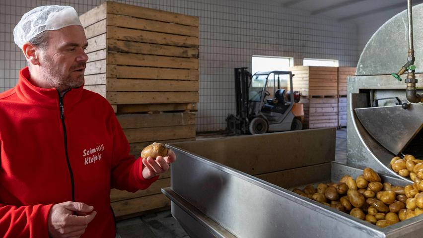 Firmenchef Jürgen Schmitt kontrolliert seinen wertvollsten Rohstoff: Kartoffeln. 