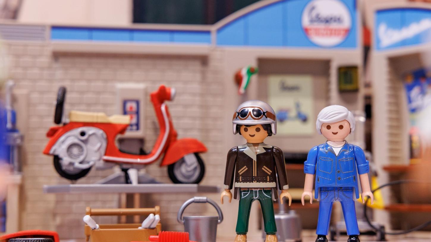 Playmobil-Figuren der Vespa-Garage aus der Kidult-Reihe von Playmobil.