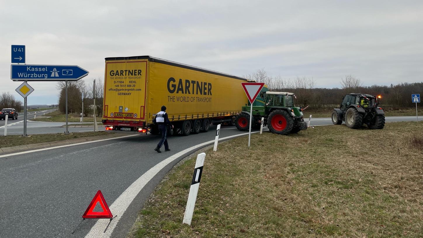 Traktoren an der Autobahn-Auffahrt zur A7 Richtung Norden an der Anschlussstelle Uffenheim-Langensteinach - dieses Bild wird es Mittwoch wieder geben. Traktoren an der Autobahn-Auffahrt zur A7 Richtung Norden an der Anschlussstelle Uffenheim-Langensteinach - dieses Bild wird es Mittwoch wieder geben.