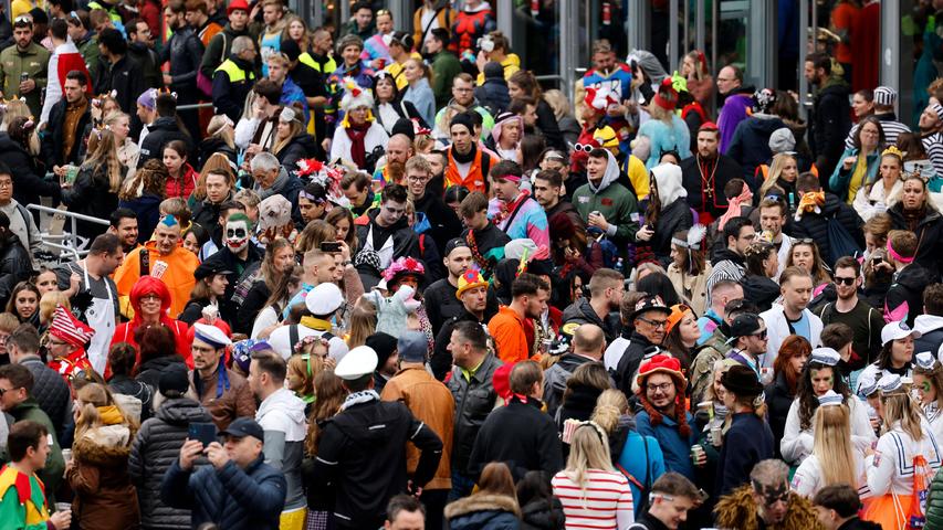 Auftakt in Köln: Beim Kölner Karneval haben tausende Narren die fünfte Jahreszeit gefeiert