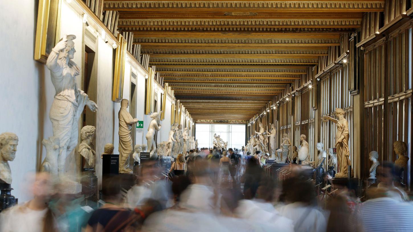 Besucheransturm in der Uffizien-Galerie in Florenz. Besucheransturm in der Uffizien-Galerie in Florenz.