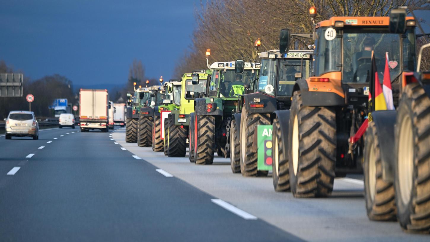 So könnte es am Mittwoch auch in Schwabach und dem Landkreis Roth aussehen. Landwirte wollen sämtliche Autobahnauffahrten blockieren, um gegen die Bundesregierung zu protestieren. 