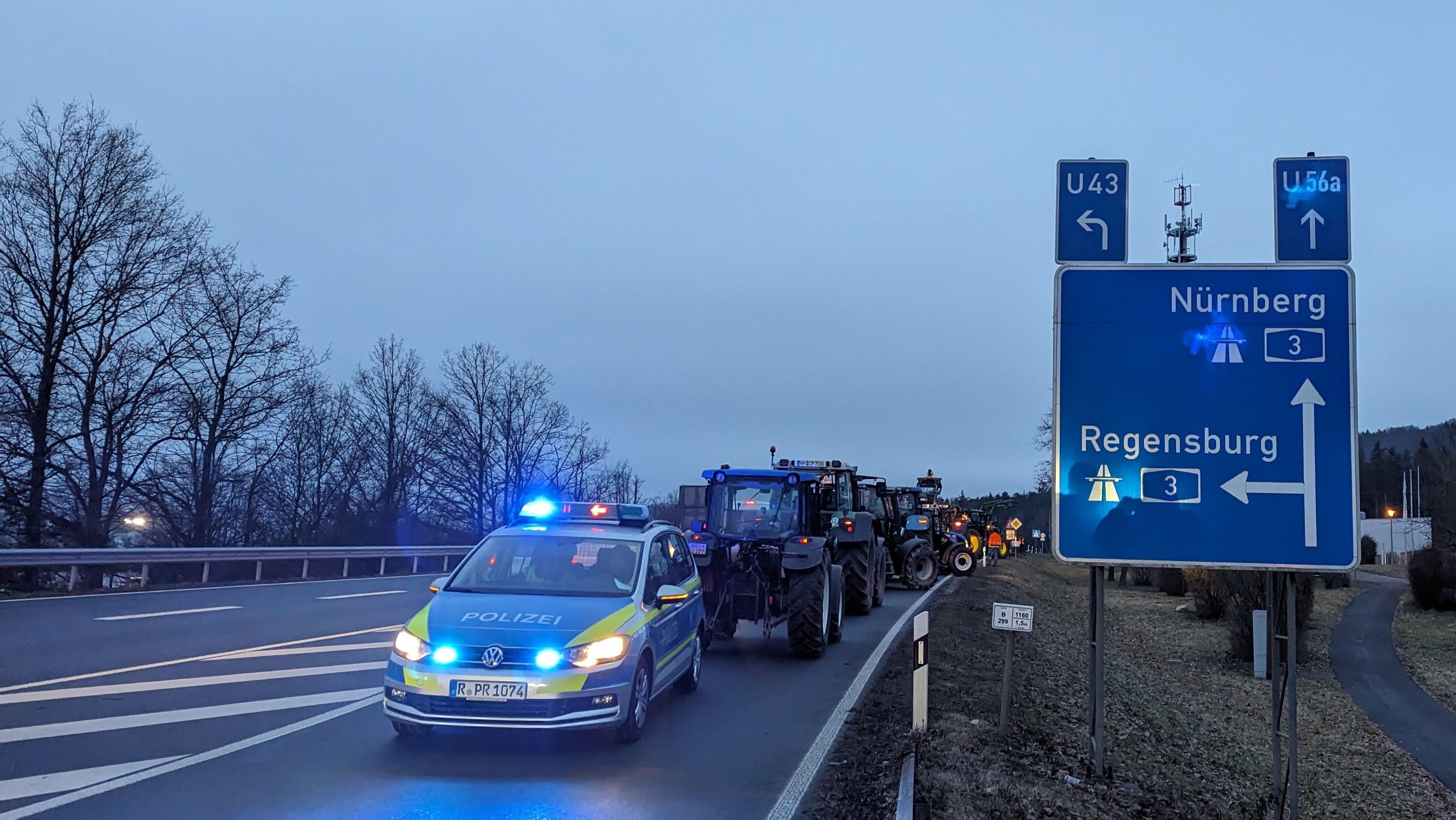 Die Traktoren stehen kurz hinter dem Schild zur Autobahn-Auffahrt Neumarkt.