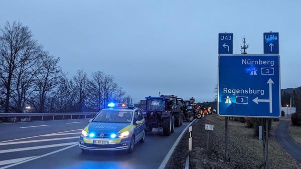 Die Traktoren stehen kurz hinter dem Schild zur Autobahn-Auffahrt Neumarkt.