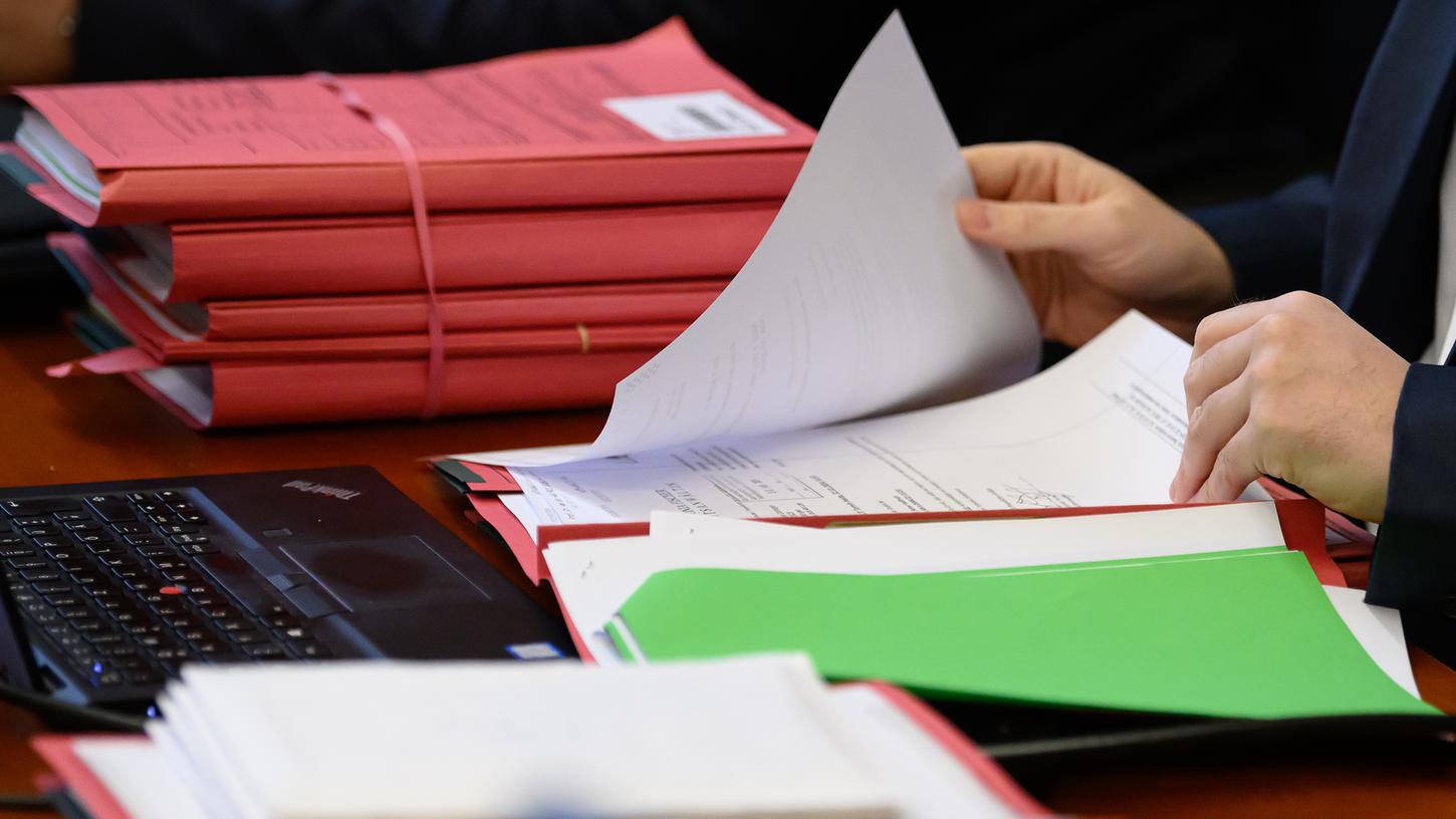 Das Landgericht Schweinfurt verurteilte einen Mann zu mehreren Jahren Haft, weil er Kinderpornografie besaß. Das Landgericht Schweinfurt verurteilte einen Mann zu mehreren Jahren Haft, weil er Kinderpornografie besaß.