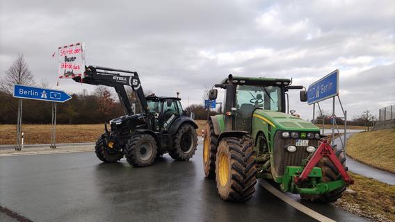 Mehr Polizeifahrzeuge als Traktoren bei Protestaktion der Bauern an der A9 bei Trockau
