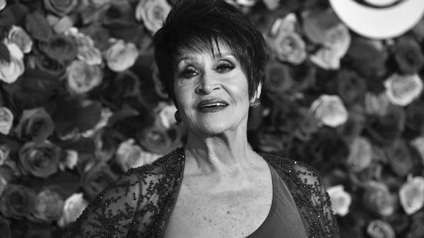 Bekannt wurde Chita Rivera damals mit der Rolle der Anita im Musical "West Side Story". Danach folgten viele weitere Bühnenproduktionen, wie "Chicago" oder "Kuss der Spinnenfrau". Rivera gewann zwei der begehrten Tony Awards: 1984 für ihre Hauptrolle in "The Rink" und 1993 als Hauptdarstellerin in "Kiss of the Spider Woman". 2018 wurde Rivera bei den Tony Awards mit einem Ehrenpreis für ihr Lebenswerk ausgezeichnet. Die 91-Jährige starb friedlich in New York, wie ihre Tochter berichtete.