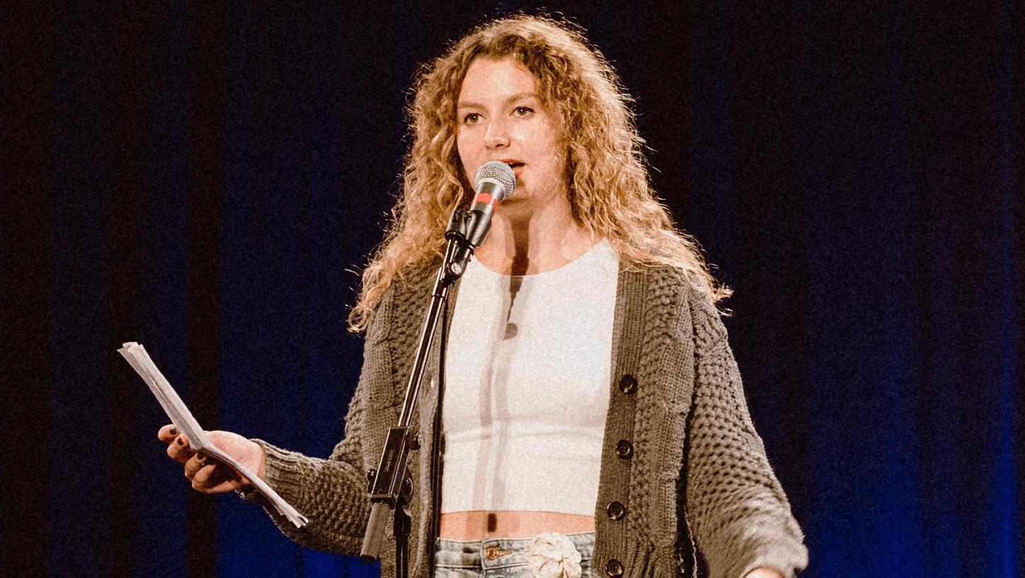 Die Tirolerin Laura Hybner steht seit 2016 im In- und Ausland auf verschiedensten Poetry Slam-Bühnen - nun auch in Treuchtlingen.