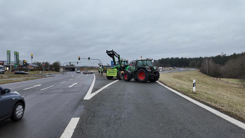  An der Blockadeaktion der Auffahrt zur A6 an der Anschlussstelle Schwabach West waren über 40 Traktoren beteiligt.