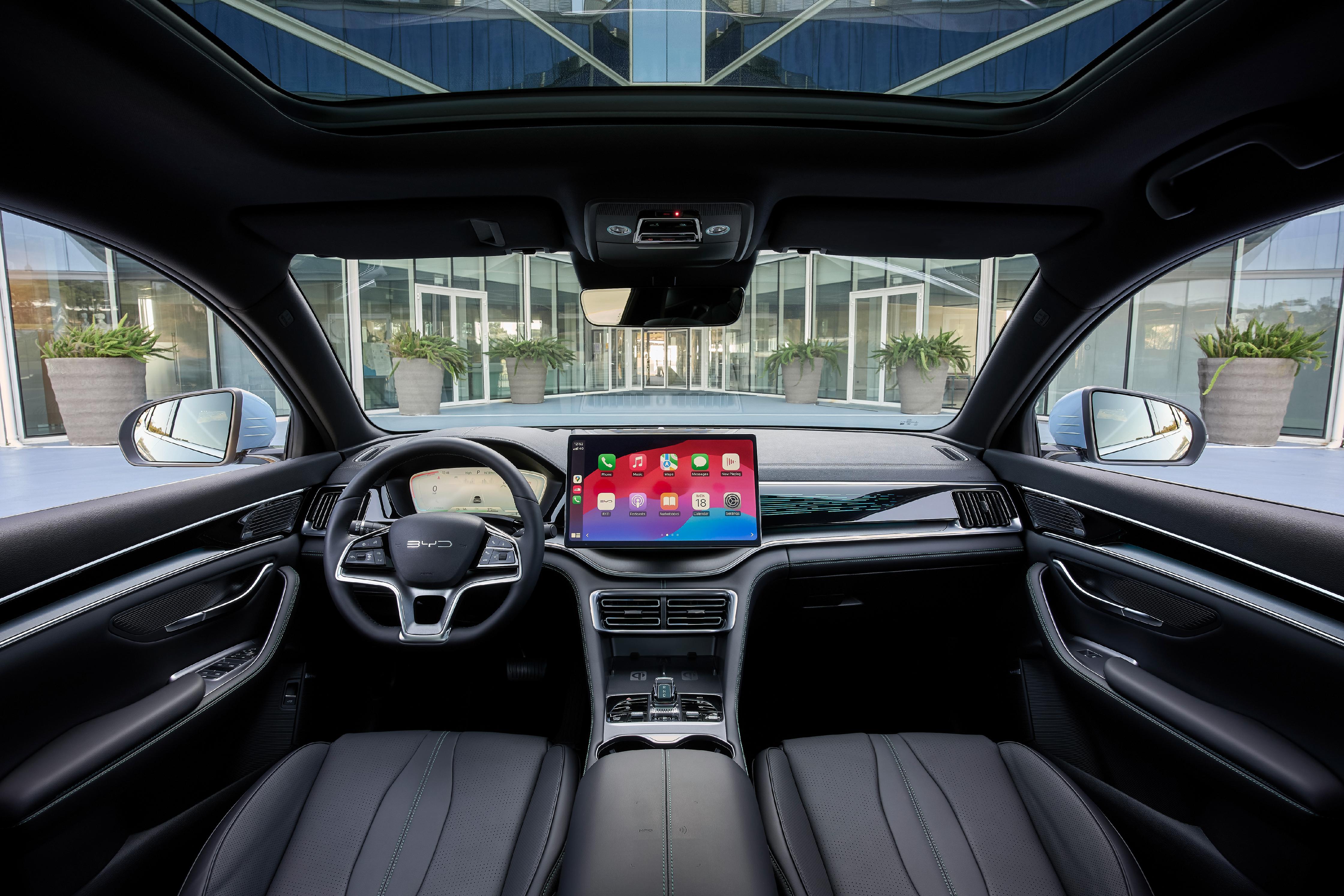 Der große Zentralbildschirm lässt sich elektrisch von der Horizontalen in die Vertikale drehen.