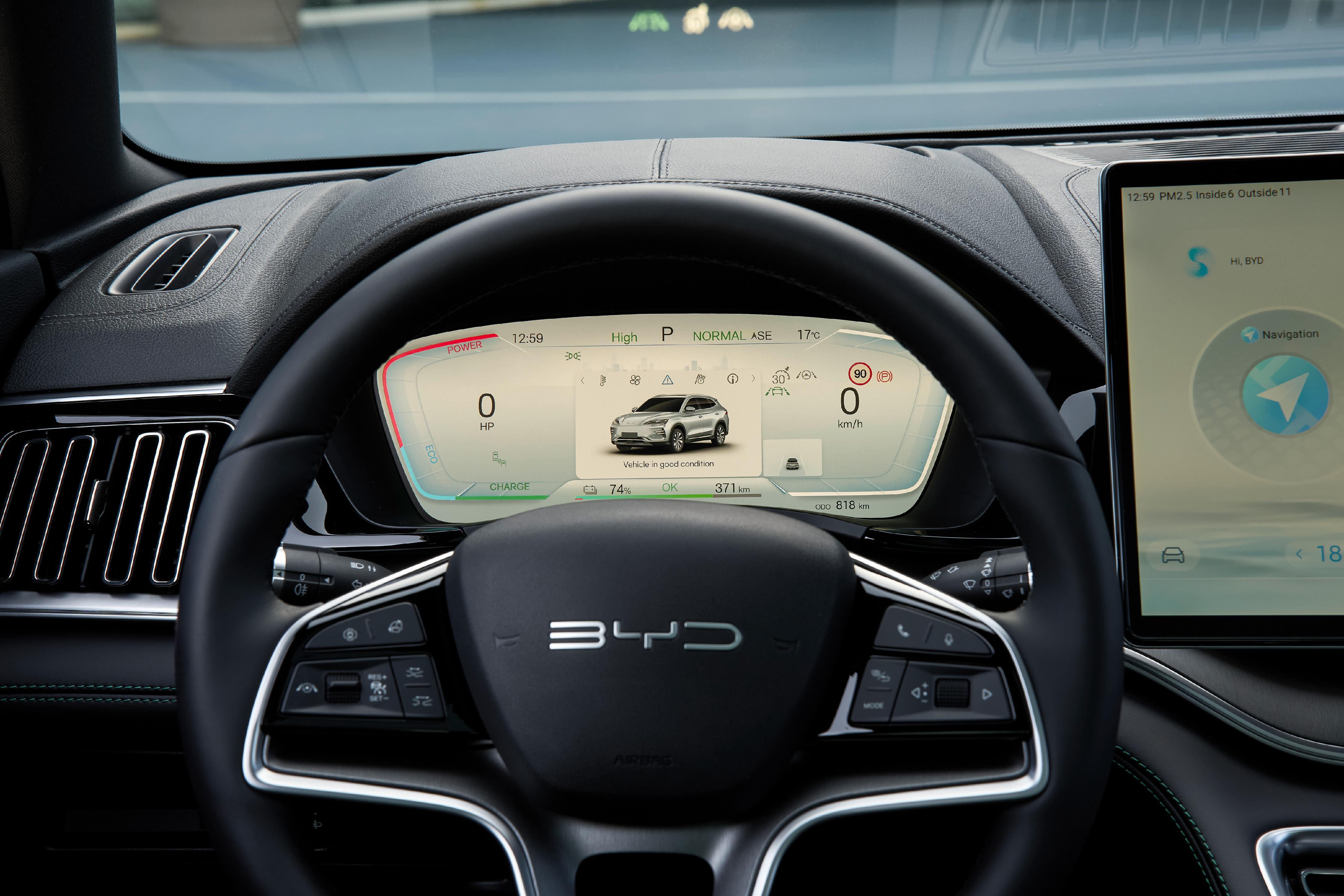 Hinter dem Lenkrad gibt es ein digitales Fahrerinstrumentarium.