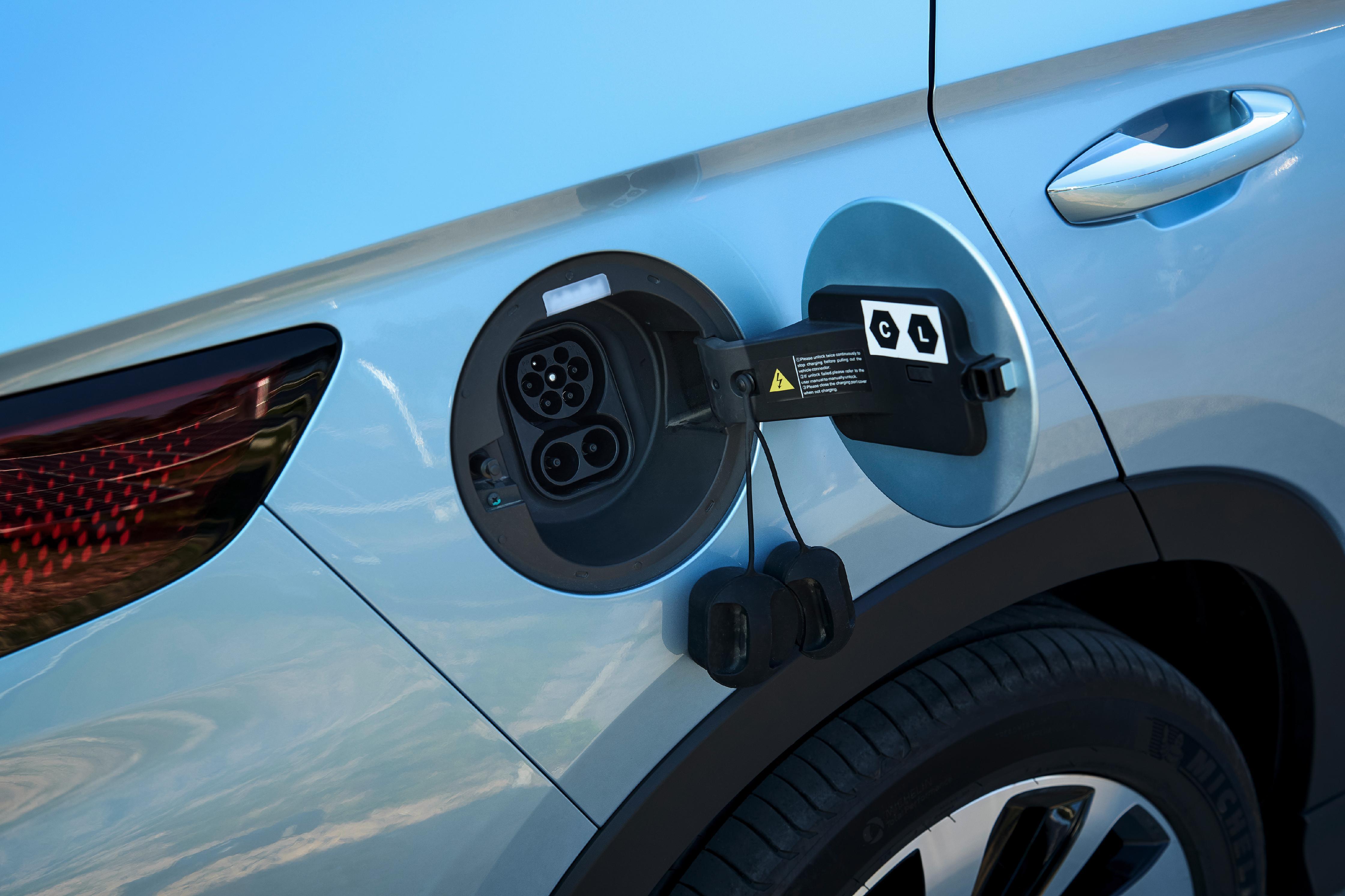 Die Schnellladeleistung beträgt 115 kW (kleiner Akku) beziehungsweise 140 kW. Das ist nicht überragend.