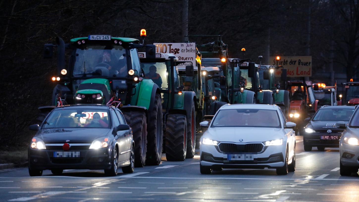 Die Landwirte machten ernst und blockierten am 31. Januar 2024 zahlreiche Autobahnauffahrten im Großraum Nürnberg. Im Berufsverkehr rollten ganze 250 Traktoren über Nürnberger Nordring.