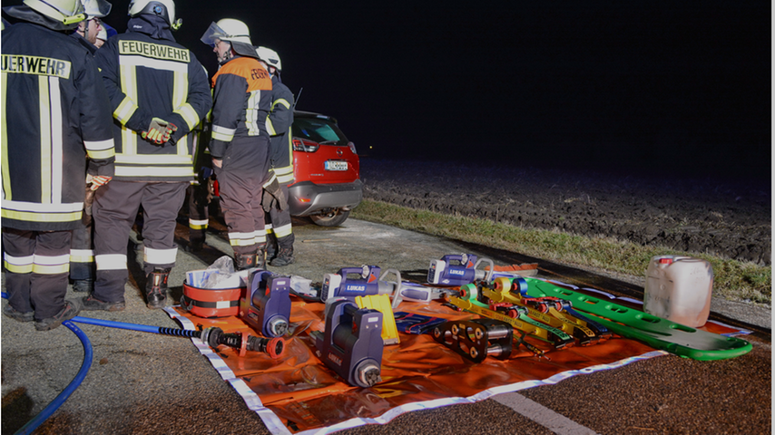 Zwei der Frauen im Alter von 57 und 69 Jahren hätten lebensbedrohliche Verletzungen erlitten. Umgehend übernahm die Polizeiinspektion Bad Windsheim noch vor Ort die Ermittlungen zur Klärung der Unfallursache.