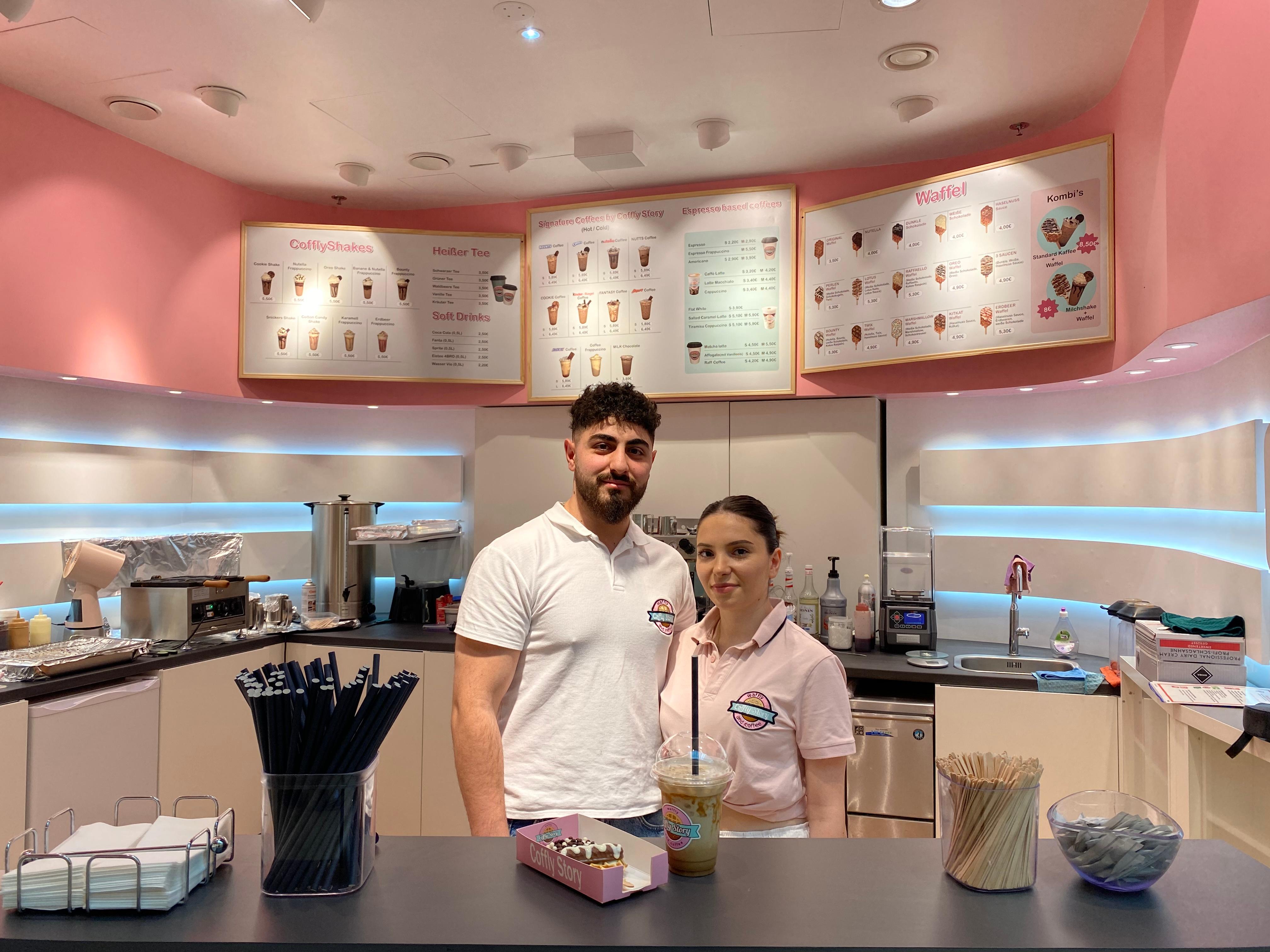 Coffly-Story-in-Erlangen-Bunte-Waffeln-Cookies-Kaffee-und-mehr