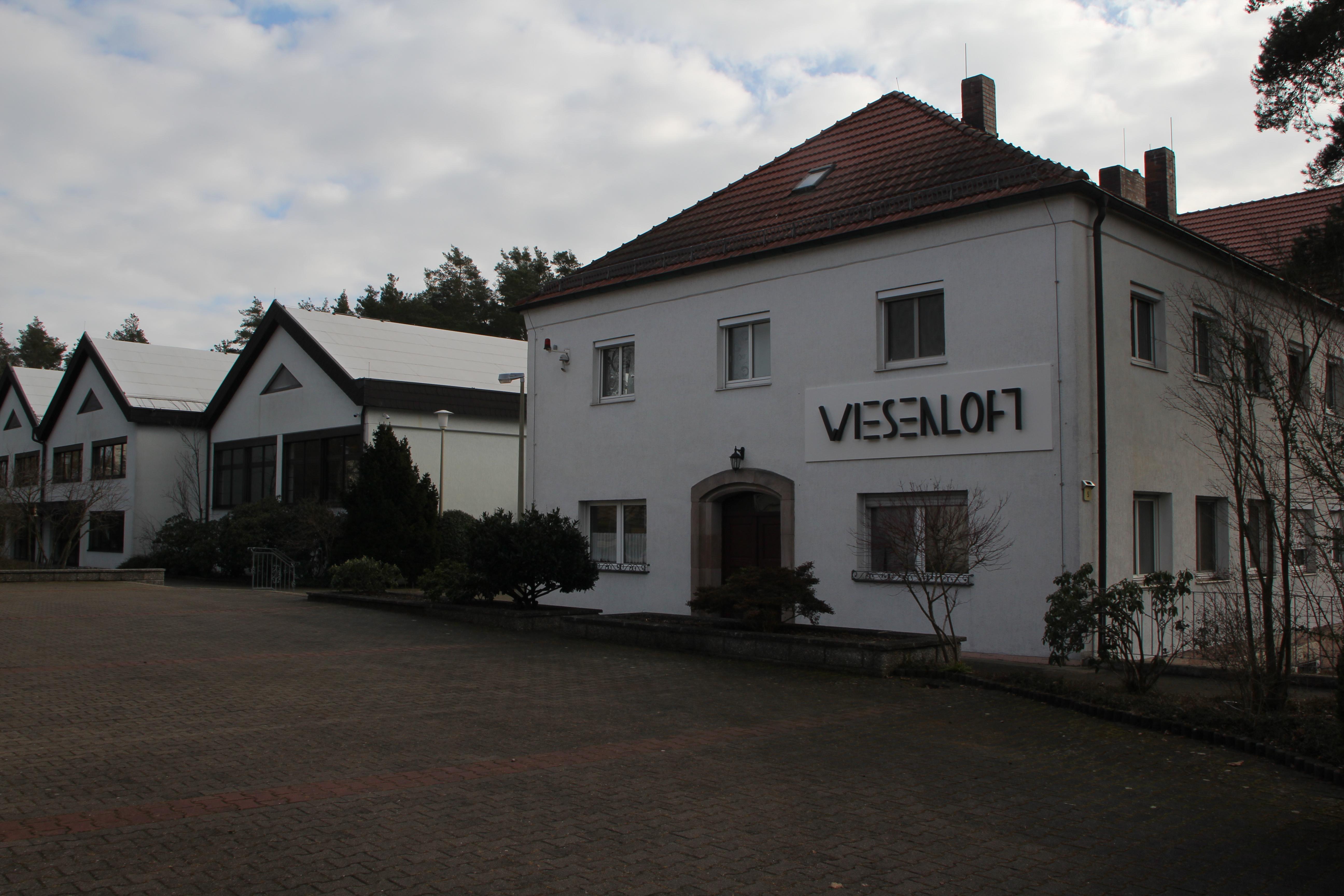 Auf dem Areal Wiesenstraße 5 stehen mehrere Gebäude. Im Kopfbau neben dem Saal (im Vordergrund) sollen insgesamt vier Wohnungen als Unterkunft für Asylbewerber entstehen.  
