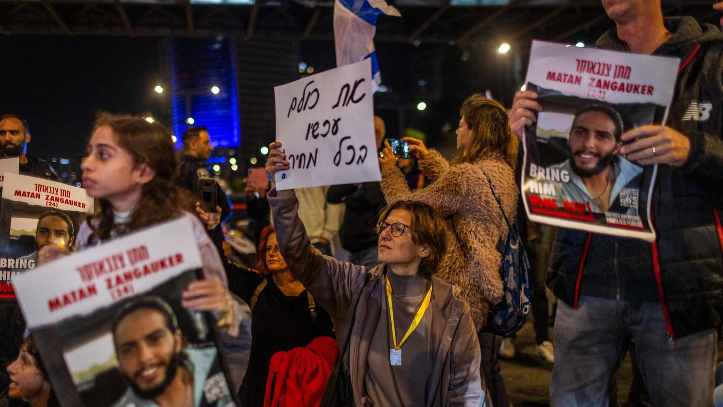 Auch der Nahost-Konflikt steht auf dem Programm der Volkshochschule in Höchstadt. Das Bild zeigt Demonstranten in Tel Aviv, die die sofortige Freilassung aller israelischen Geiseln in Gaza fordern. Auch der Nahost-Konflikt steht auf dem Programm der Volkshochschule in Höchstadt. Das Bild zeigt Demonstranten in Tel Aviv, die die sofortige Freilassung aller israelischen Geiseln in Gaza fordern.