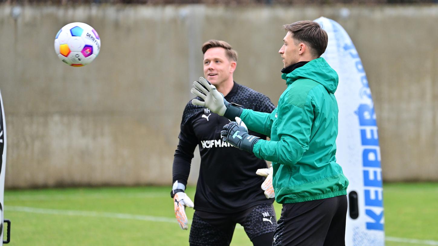 Letzte Fürther Winter-Verpflichtung: Torhüter Nils Körber, hier mit Torwarttrainer Nico Hildebrandt, kam am Dienstag. Letzte Fürther Winter-Verpflichtung: Torhüter Nils Körber, hier mit Torwarttrainer Nico Hildebrandt, kam am Dienstag.