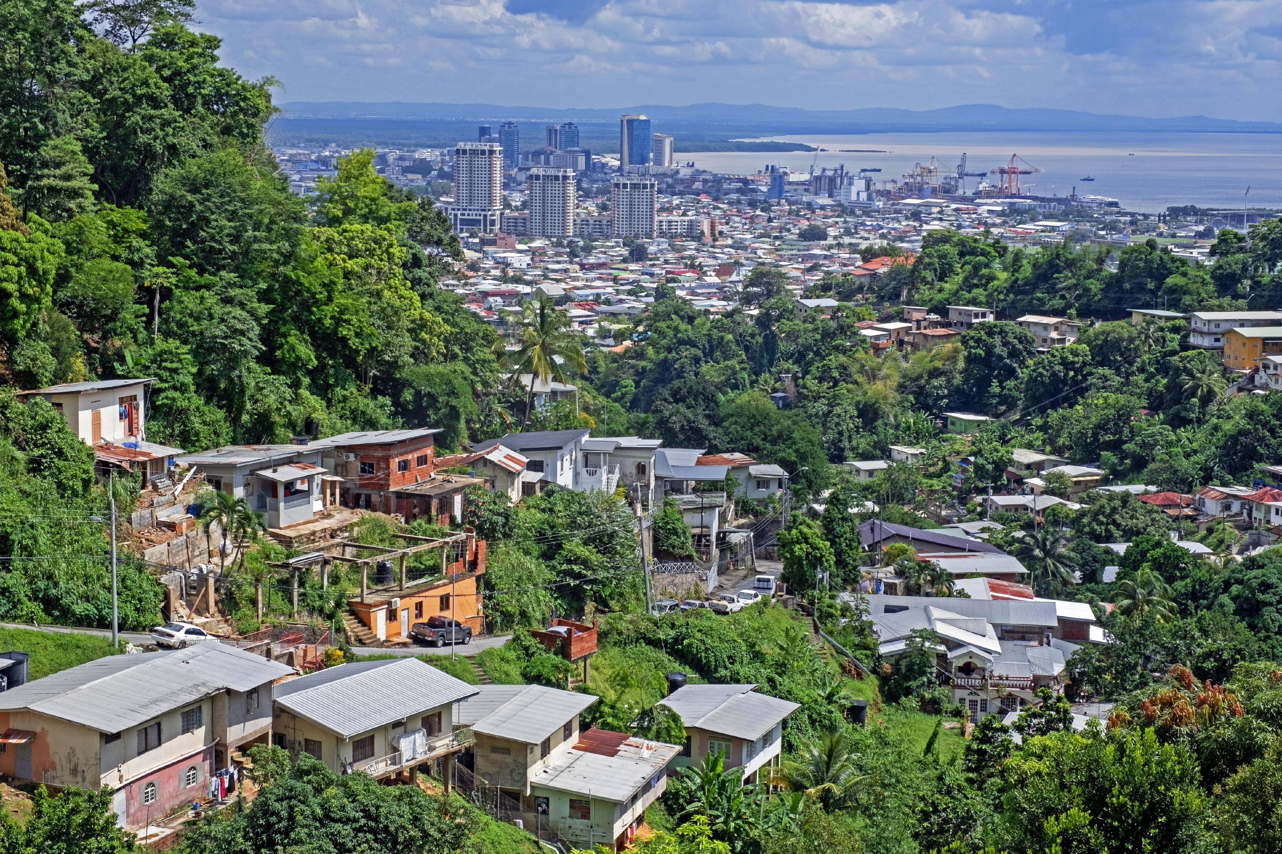Den zehnten Platz belegt die karibische Hafenstadt Port of Spain. Das Auswärtige Amt warnt Besucher generell: "Die Kriminalitätsrate und die Zahl der Gewaltverbrechen in Trinidad und Tobago sind hoch, die Mordrate liegt derzeit bei nahezu zwei Mordfällen pro Tag." Die Innenstadt von Port of Spain wird gar als "No-Go-Zone" bezeichnet - Grund dafür sind Bandenkriege, Korruption, Drogendelikte, Diebstähle und Gewaltdelikte - auch gegen Touristen. Das zeigt sich auch im Ranking der Crime-Index von 76,3 Punkten.  