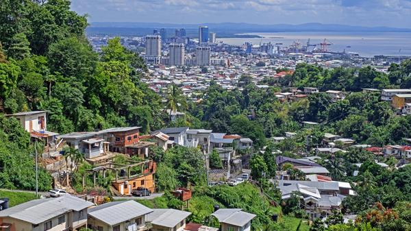Den zehnten Platz belegt die karibische Hafenstadt Port of Spain. Das Auswärtige Amt warnt Besucher generell: "Die Kriminalitätsrate und die Zahl der Gewaltverbrechen in Trinidad und Tobago sind hoch, die Mordrate liegt derzeit bei nahezu zwei Mordfällen pro Tag." Die Innenstadt von Port of Spain wird gar als "No-Go-Zone" bezeichnet - Grund dafür sind Bandenkriege, Korruption, Drogendelikte, Diebstähle und Gewaltdelikte - auch gegen Touristen. Das zeigt sich auch im Ranking der Crime-Index von 76,3 Punkten.