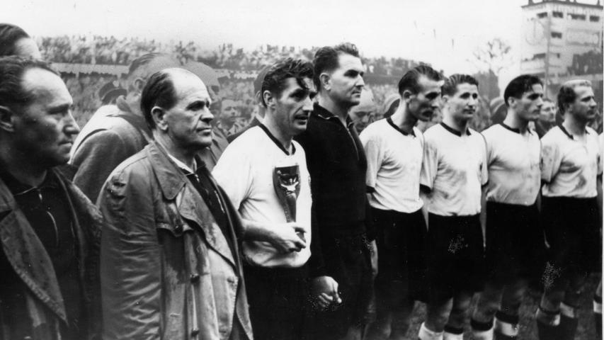 Deutschland ist Fußballweltmeister: Adi Dassler (links), Erfinder der auswechselbaren Stollen, bei der Siegerehrung 1954 in Bern.