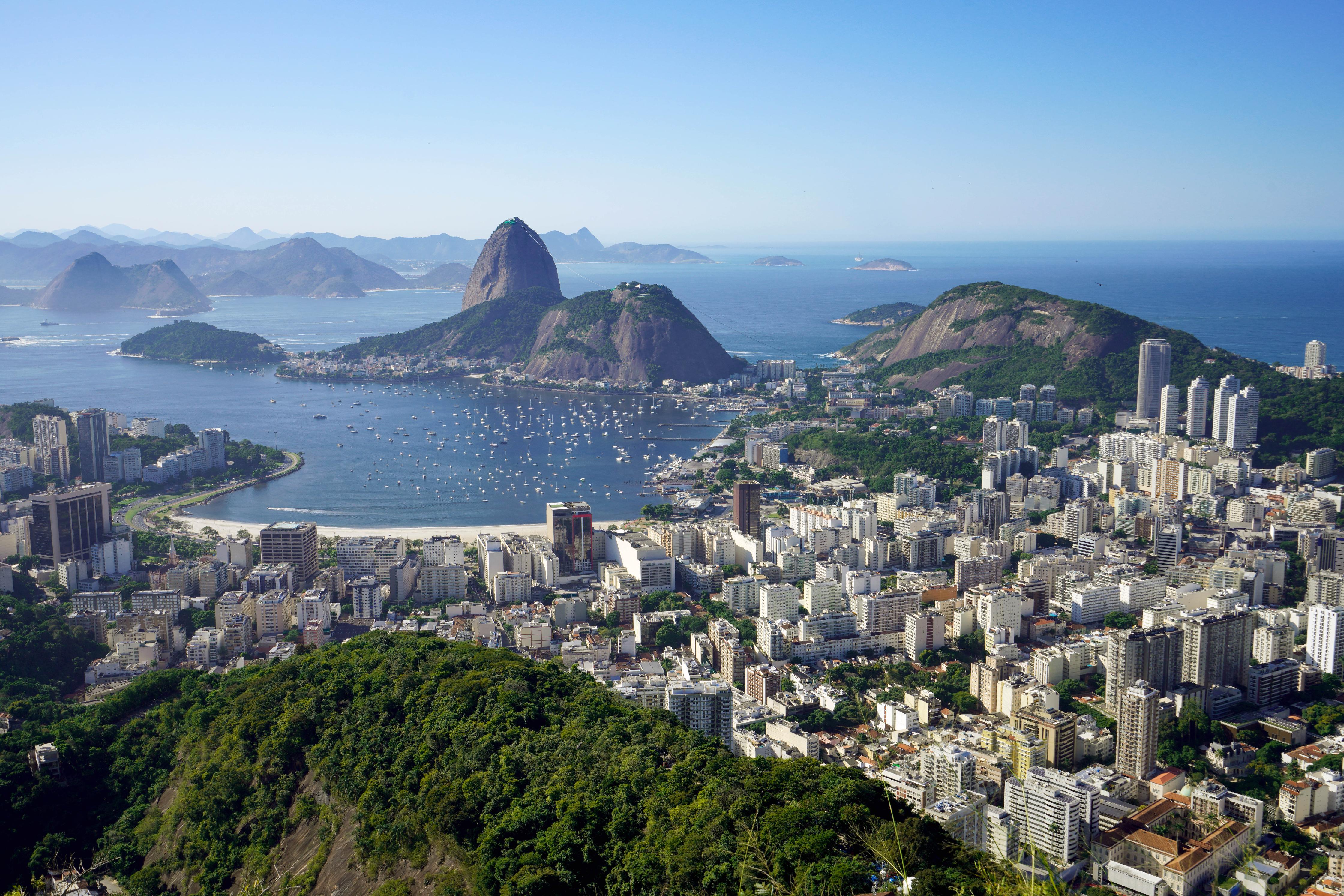 Rio de Janeiro ist ein beliebtes Ziel bei Touristen aus aller Welt, insbesondere zur Karnevalszeit. Doch während sich die Straßen mit feiernden Menschen füllen, steigt auch die Anzahl von Gewaltverbrechen und Diebstählen. Das Auswärtige Amt empfiehlt einige Viertel im Stadtgebiet komplett zu meiden. Der Crime-Index der Stadt liegt bei 77,4.