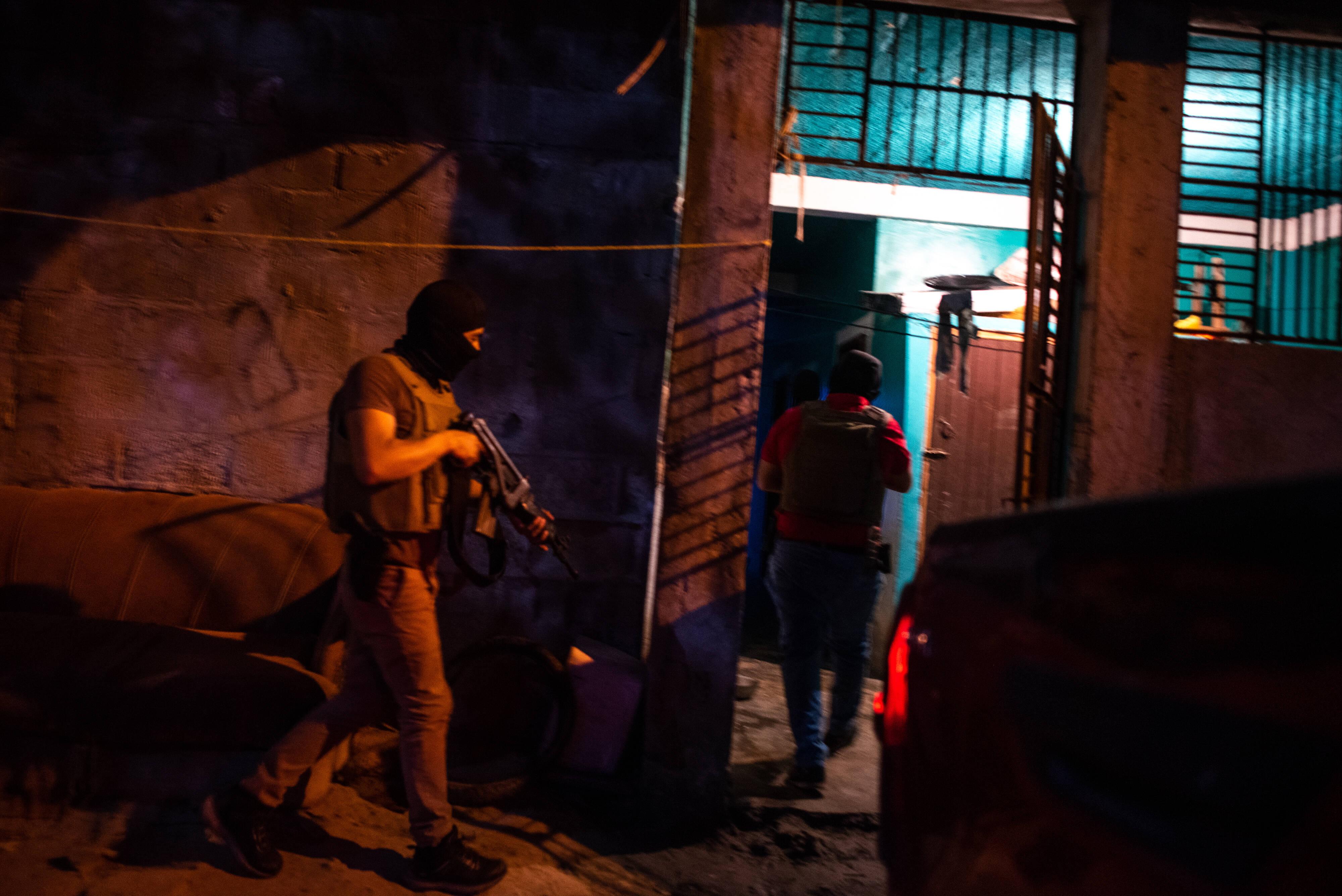 Lange Zeit galt San Pedro Sula als die gefährlichste Stadt der Welt. Die Zahl der Morde beläuft sich auf 110 pro Jahr pro 100.000 Einwohner, was einer Anzahl von 3 Morden pro Tag in der 800.000 Einwohner-Stadt entspricht. Gründe für die hohen Werte sind Bandenkriminalität sowie Korruption bei Polizei und Staat. Mit 80,2 Punkten belegt die Stadt damit Platz 6 im Crime-Index.