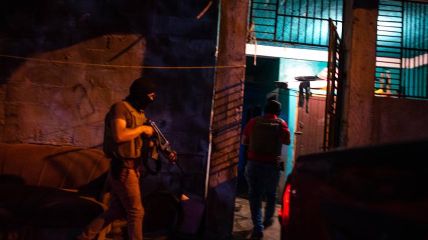 Lange Zeit galt San Pedro Sula als die gefährlichste Stadt der Welt. Die Zahl der Morde beläuft sich auf 110 pro Jahr pro 100.000 Einwohner, was einer Anzahl von 3 Morden pro Tag in der 800.000 Einwohner-Stadt entspricht. Gründe für die hohen Werte sind Bandenkriminalität sowie Korruption bei Polizei und Staat. Mit 80,2 Punkten belegt die Stadt damit Platz 6 im Crime-Index.