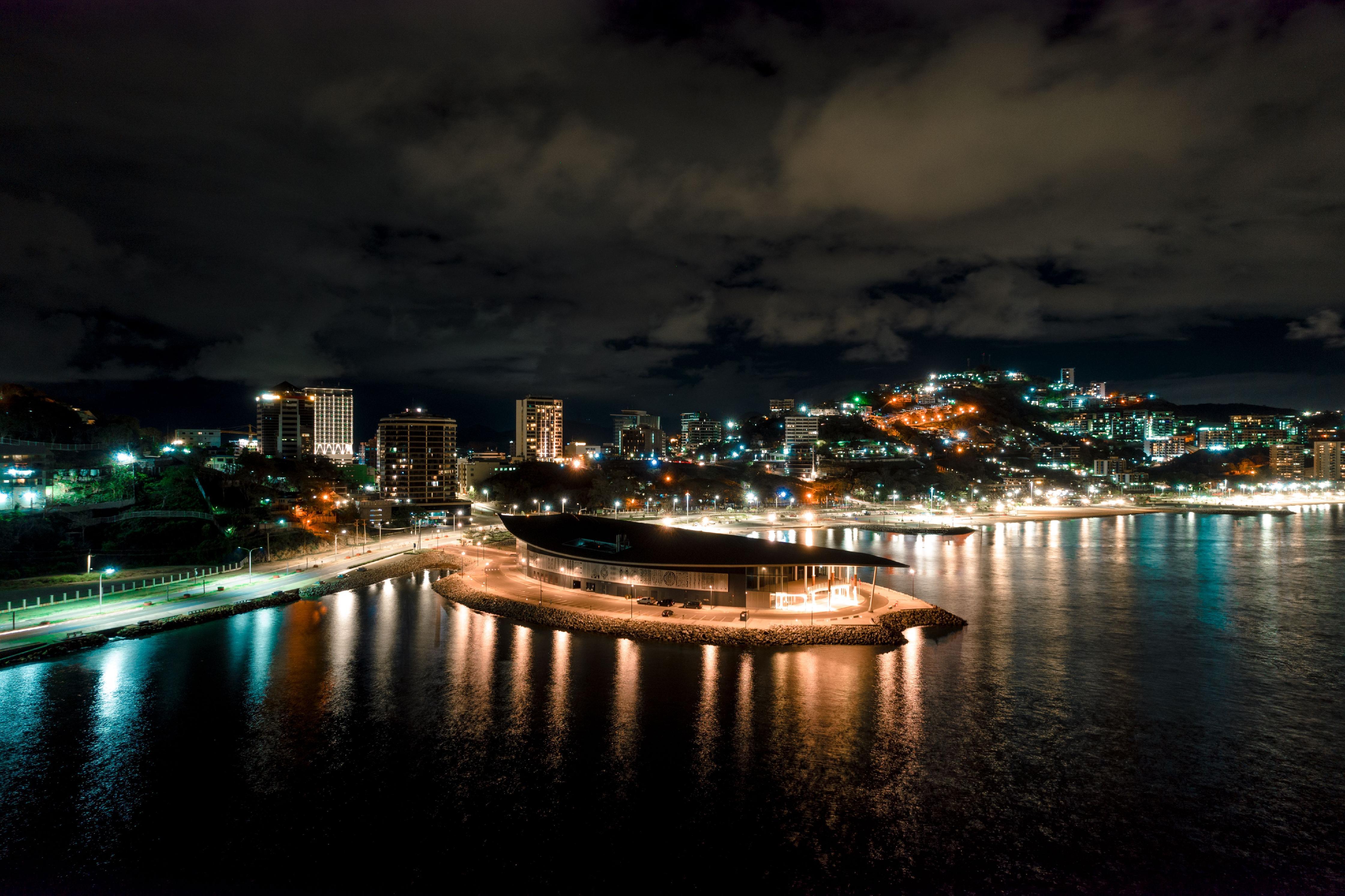 Die Hauptstadt Papua-Neuguineas ist bekannt für ihre künstlerische Vielfalt und atemberaubende Landschaft. Allerdings gibt es auch hier einige Sicherheitsprobleme. Das Auswärtige Amt rät von allen nicht notwendigen Reisen ab: "Die Zahl der bewaffneten Raubüberfälle an öffentlichen Plätzen und in Unterkünften sowie Einbrüche und Überfälle auf Autos im Straßenverkehr (Carjacking) ist hoch. Die gestiegene Verfügbarkeit von Drogen macht Gefahrensituationen zusätzlich unberechenbar." Port Moresby, die Hauptstadt von Papua-Neuguinea, belegt mit einem Punktestand von 80,6 Punkten den 5. Platz im Ranking der gefährlichsten Städte der Welt.