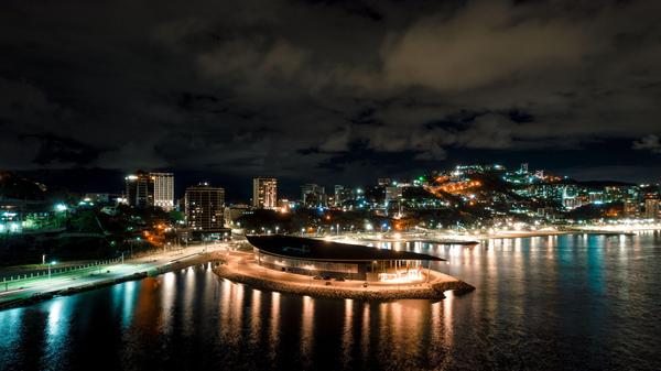 Die Hauptstadt Papua-Neuguineas ist bekannt für ihre künstlerische Vielfalt und atemberaubende Landschaft. Allerdings gibt es auch hier einige Sicherheitsprobleme. Das Auswärtige Amt rät von allen nicht notwendigen Reisen ab: "Die Zahl der bewaffneten Raubüberfälle an öffentlichen Plätzen und in Unterkünften sowie Einbrüche und Überfälle auf Autos im Straßenverkehr (Carjacking) ist hoch. Die gestiegene Verfügbarkeit von Drogen macht Gefahrensituationen zusätzlich unberechenbar." Port Moresby, die Hauptstadt von Papua-Neuguinea, belegt mit einem Punktestand von 80,6 Punkten den 5. Platz im Ranking der gefährlichsten Städte der Welt.