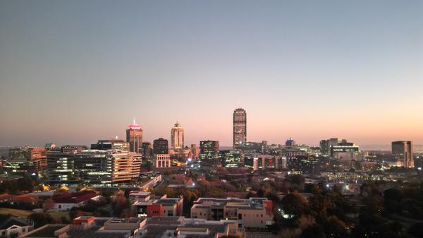 Mit einem Crime-Index von 80,7 belegt Johannesburg den siebten Platz in unserer Liste. Die Zahl der Überfälle und Morde ist in den letzten Jahren wieder angestiegen. Reisende sollten in der Dunkeleit auf keinen Fall zu Fuß unterwegs sein. Das Auswärtige Amt warnt: "Südafrika verzeichnet eine hohe Kriminalitätsrate, vor allem in Großstädten und deren Randgebieten und informellen Siedlungen (sog. „Townships“). Dies schließt Gewalttaten wie Raubüberfälle, Vergewaltigungen und Mord ein. Auch sexualisierte Gewalt (Gender Based Violence) kommt häufig vor. Reisende können zudem Opfer von Kurzzeitentführungen, Raub, Diebstählen, Einbrüchen und ähnlichen Delikten werden. Es sind mehrere Fälle bekannt geworden, in denen insbesondere alleinreisende Frauen bei Nutzung per App bestellter Fahrdienste (z.B. Uber, etc.) unter Drogen gesetzt und/oder Opfer sexueller Übergriffe wurden."