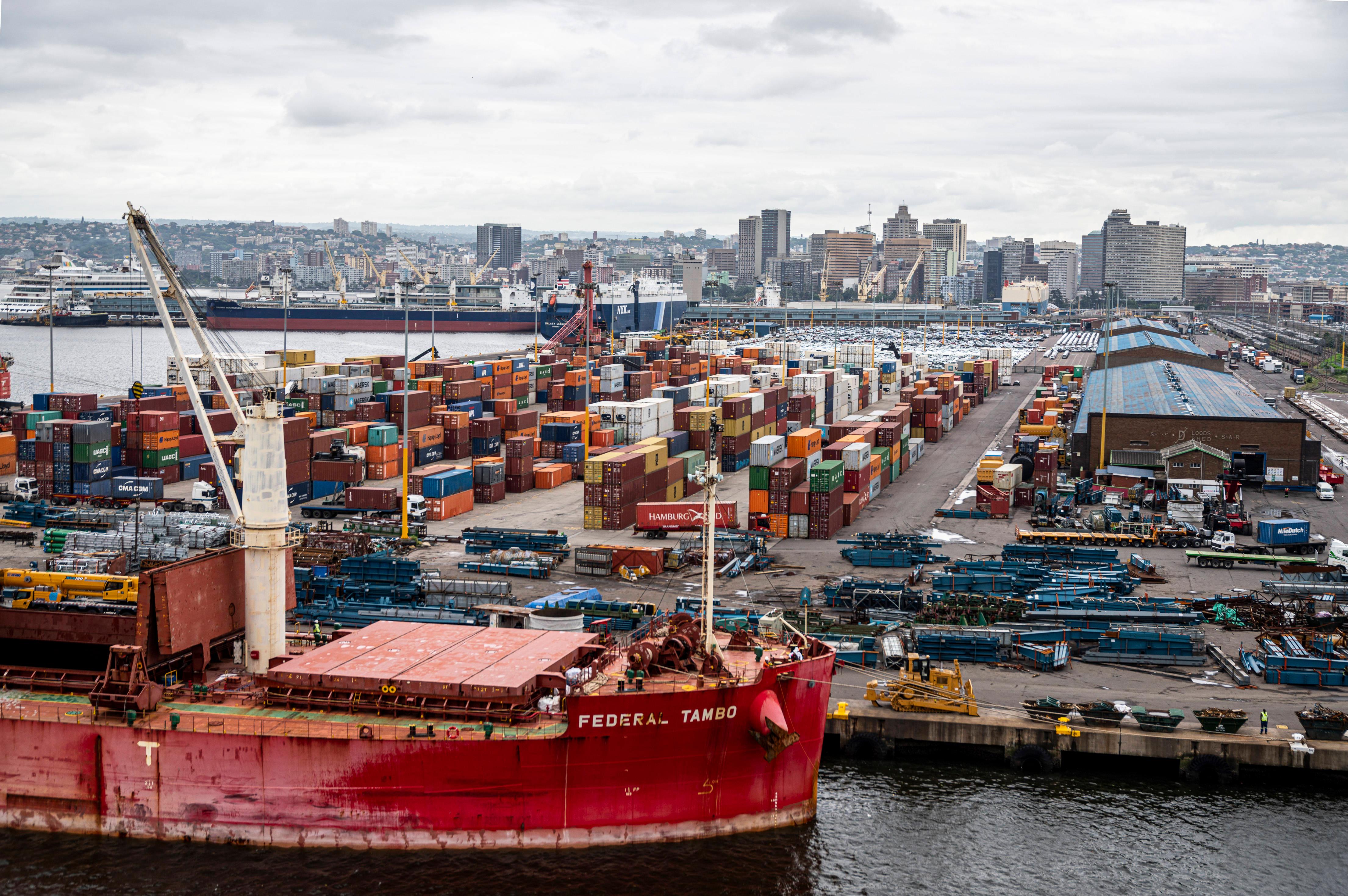 Durban an der Ostküste Südafrikas ist bekannt für seine Strände, die Kultur und Artenvielfalt. Eigentlich ein ideales Ziel für Touristen, doch gerade in der Hochsaison treiben Taschendiebe ihr Unwesen an den Stränden. Die Warnungen des Auswärtigen Amtes decken sich mit denen von Johannesburg. Mit einem Crime-Index von 80,9 liegt Durban auf Platz 3.  