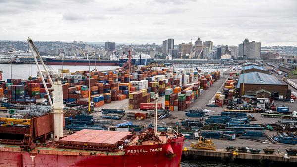 Durban an der Ostküste Südafrikas ist bekannt für seine Strände, die Kultur und Artenvielfalt. Eigentlich ein ideales Ziel für Touristen, doch gerade in der Hochsaison treiben Taschendiebe ihr Unwesen an den Stränden. Die Warnungen des Auswärtigen Amtes decken sich mit denen von Johannesburg. Mit einem Crime-Index von 80,9 liegt Durban auf Platz 3.