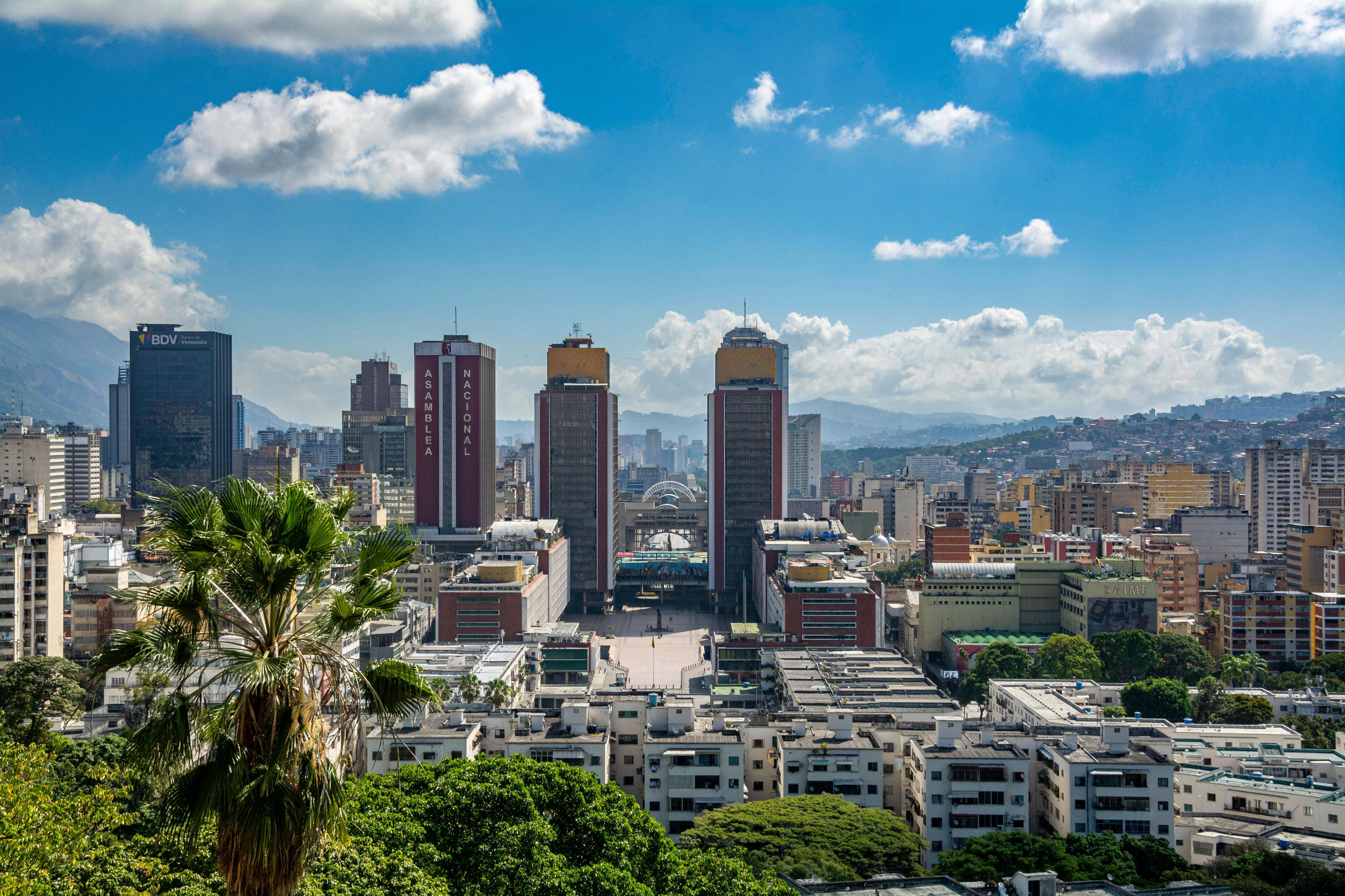 Mit 82,2 Punkten führt Caracas auch in diesem Jahr wieder die Liste der gefährlichsten Städte der Welt an. Bandenkriminalität, Drogendelikte und Raub stehen in der Hauptstadt Venezuelas an der Tagesordnung. Politische und wirtschaftliche Krisen haben die Situation zusätzlich verstärkt - immer wieder kommt es hier zu Protesten. Das Auswärtige Amt warnt:  "Der landesweite Ausnahmezustand gilt bereits seit Mai 2016, der wirtschaftliche und medizinische Versorgungsnotstand besteht fort. Die weitere Entwicklung der Lage ist nicht absehbar. Die unter Sicherheit genannten Risiken, u.a. die Gewaltkriminalität, werden in weiten Teilen des Landes durch die aktuelle Krise und eine zunehmende Verarmung verstärkt."  
